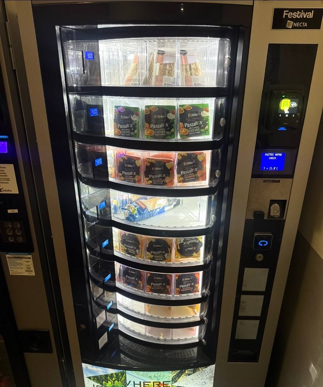 Distributeur automatique snacks et boissons Necta Soprano, installation Île-de-France