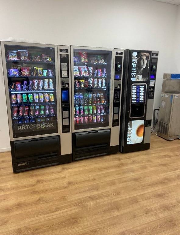 Distributeur automatique boissons et snacks installé chez un client IDF