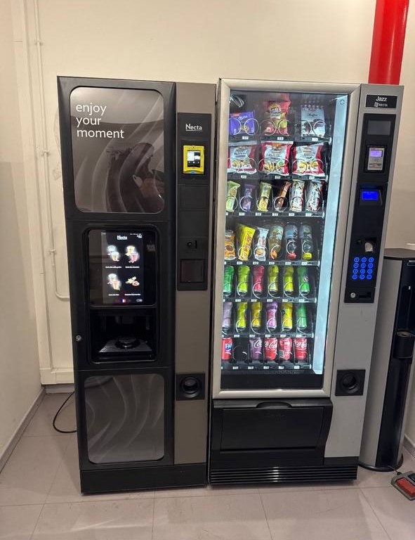 Distributeurs automatiques café et boissons Necta côte à côte, installation Île-de-France